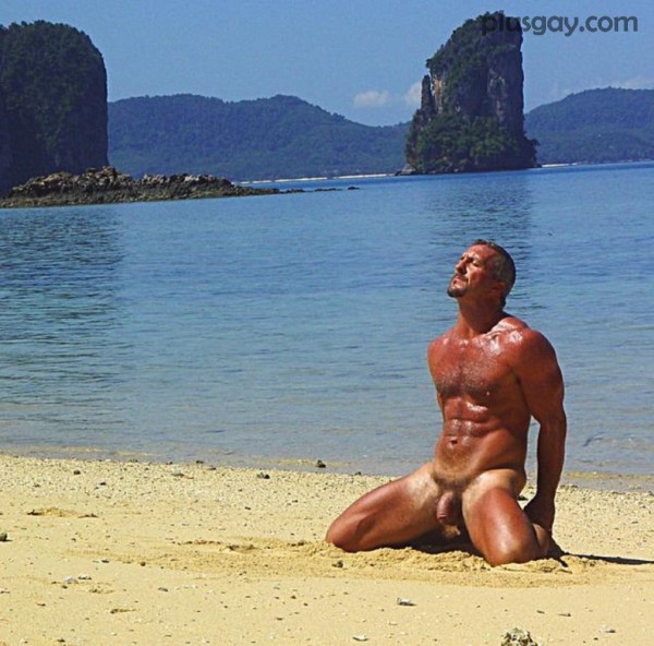 Desnudo en la playa